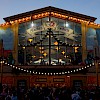 Die Fassade des Hackerzelts in der Dämmerung