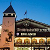 Die Fassade des Armbrustschützenzelts während der blauen Stunde