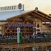 Die Front des Schützenfestzelts von der Sendlinger Anhöhe aus gesehen
