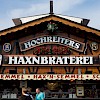 Die Fassade von Hochreiters Haxnbraterei im Sonnenschein