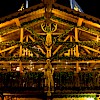 Die Fassade der Wildstuben bei Nacht