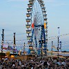 Das Riesenrad im Hintergrund des Biergartens des Traditionszelts auf der Oidn Wiesn.