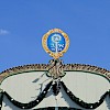 Das Augustinerwappen oberhalb der Fassade des Augustinerzelts