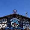 Die Fassade der Bräurosl auf dem Oktoberfest vor strahlend blauem Himmel