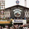 Die Fassade der Bräurosl mit dem Hacker-Pschorr-Gespann.